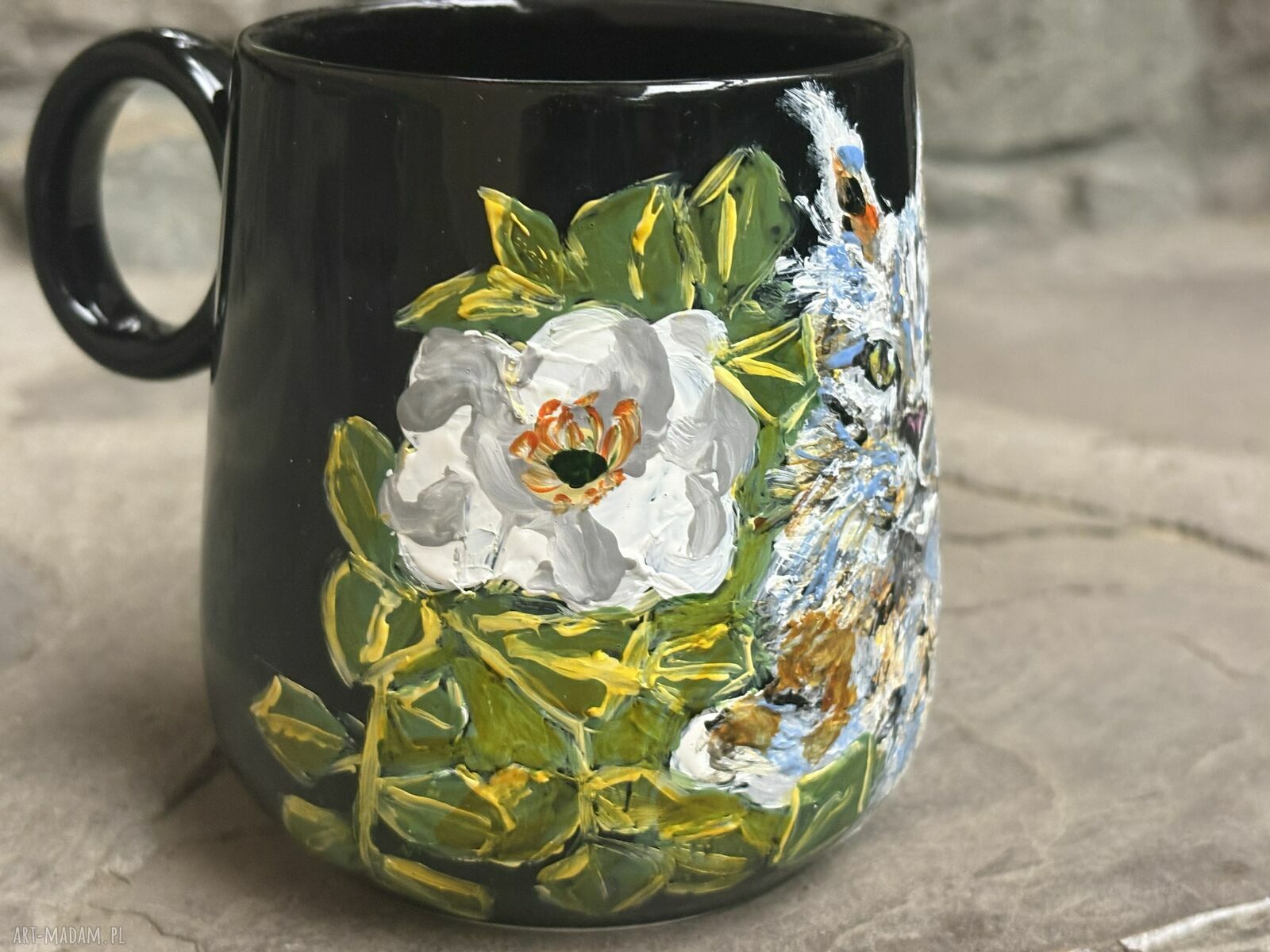 Porcelanowy kubek ręcznie malowany Kot Maine coon w dzikiej róży - 380 ml