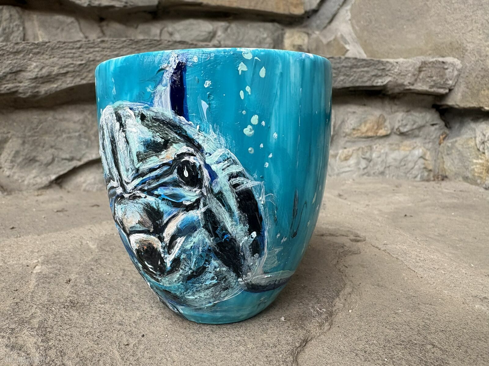 Porcelanowy kubek ręcznie malowany Delfin - Niespodzianka