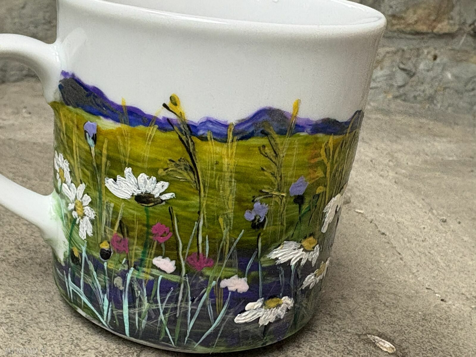 Porcelanowy kubek ręcznie malowany w polne kwiaty