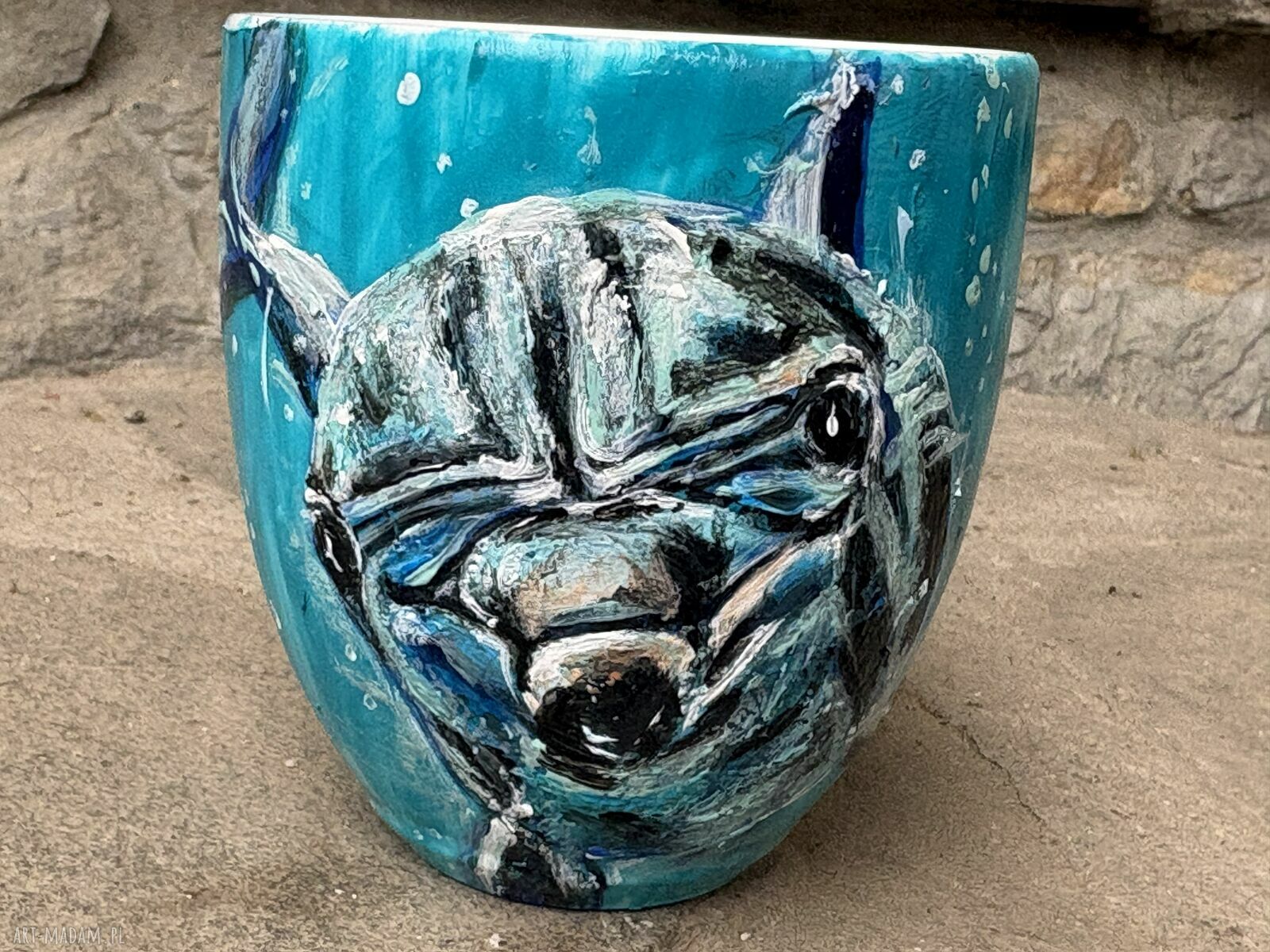 Porcelanowy kubek ręcznie malowany Delfin - Niespodzianka