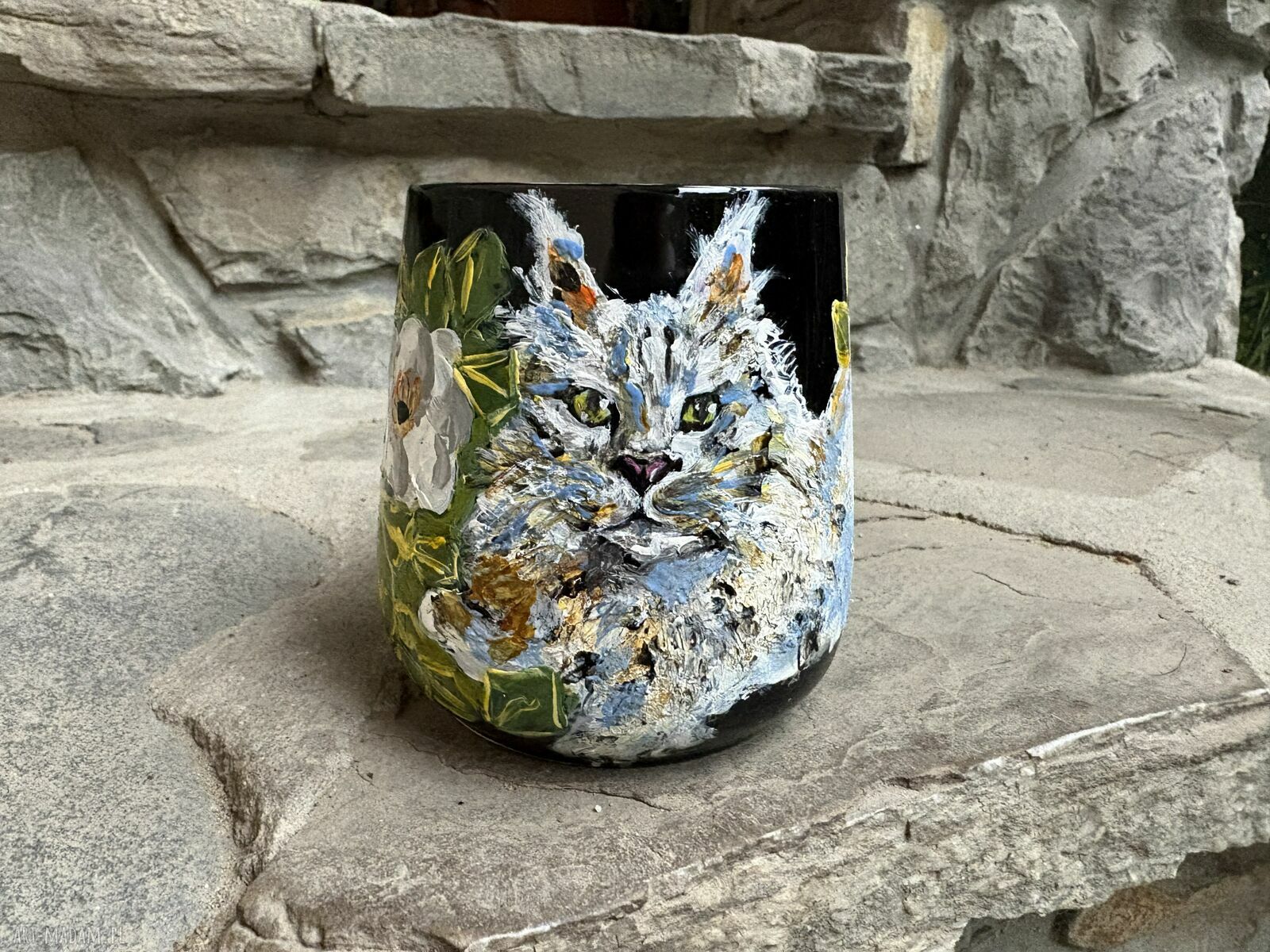 Porcelanowy kubek ręcznie malowany Kot Maine coon w dzikiej róży - 380 ml
