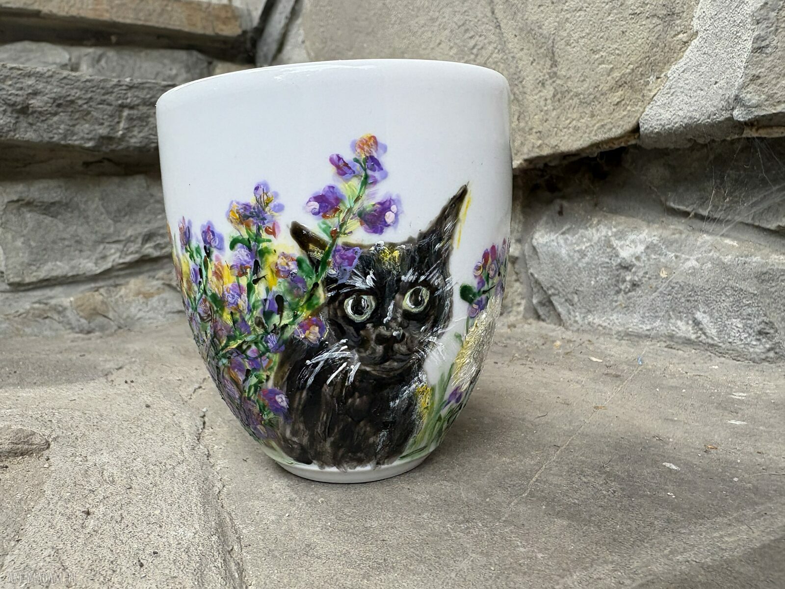 Porcelanowy kubek ręcznie malowany Kot w ogrodzie 300 ml