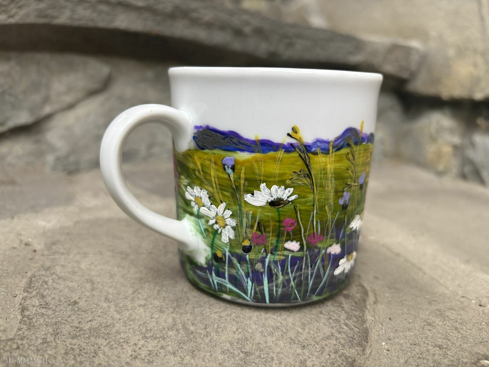 Porcelanowy kubek ręcznie malowany w polne kwiaty
