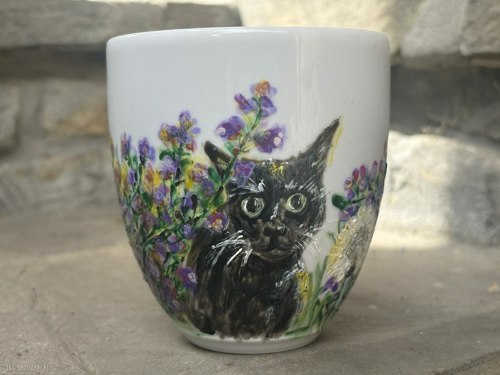 Porcelanowy kubek ręcznie malowany Kot w ogrodzie (300 ml)