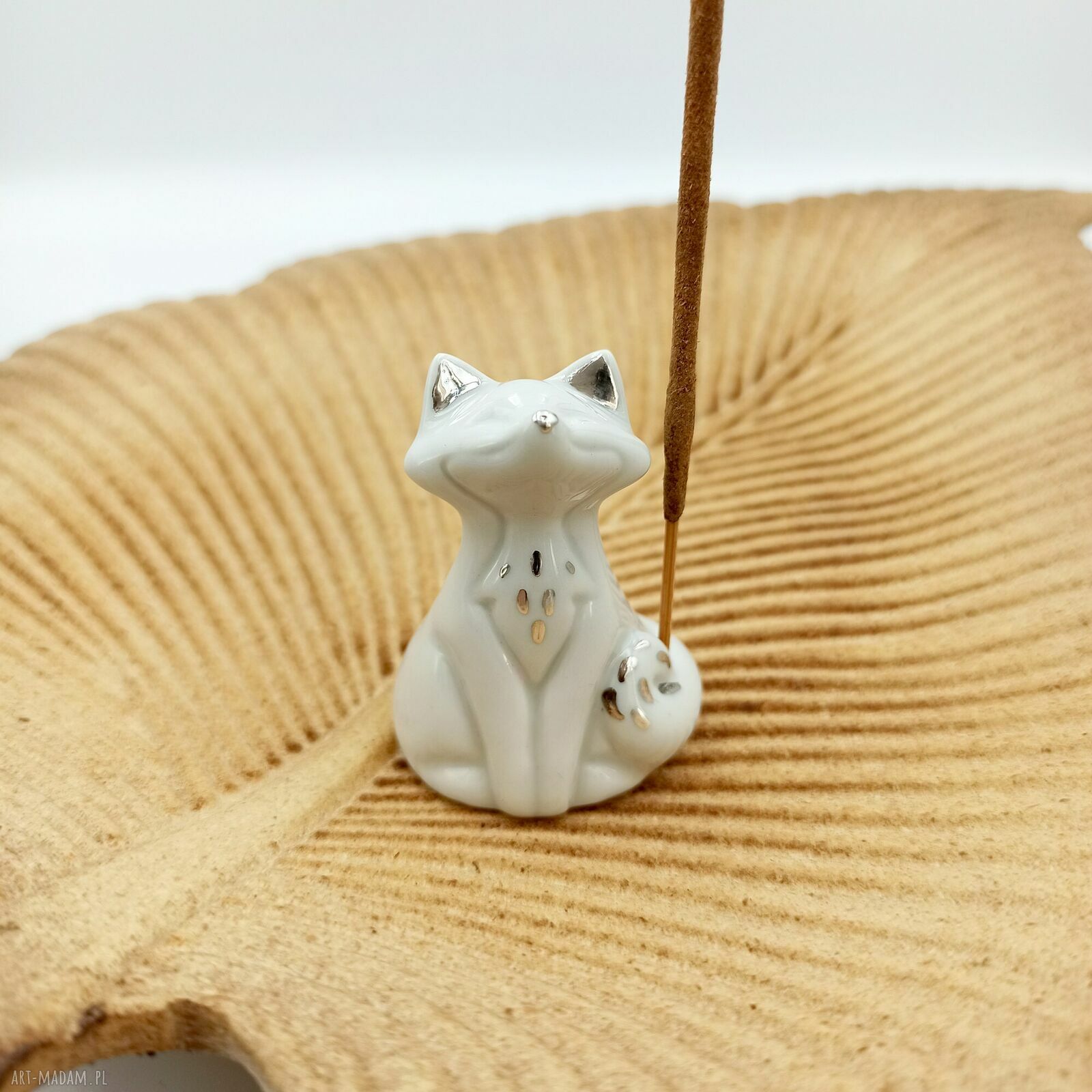 Porcelanowy lisek - ozdobny stojak na kadzidełko