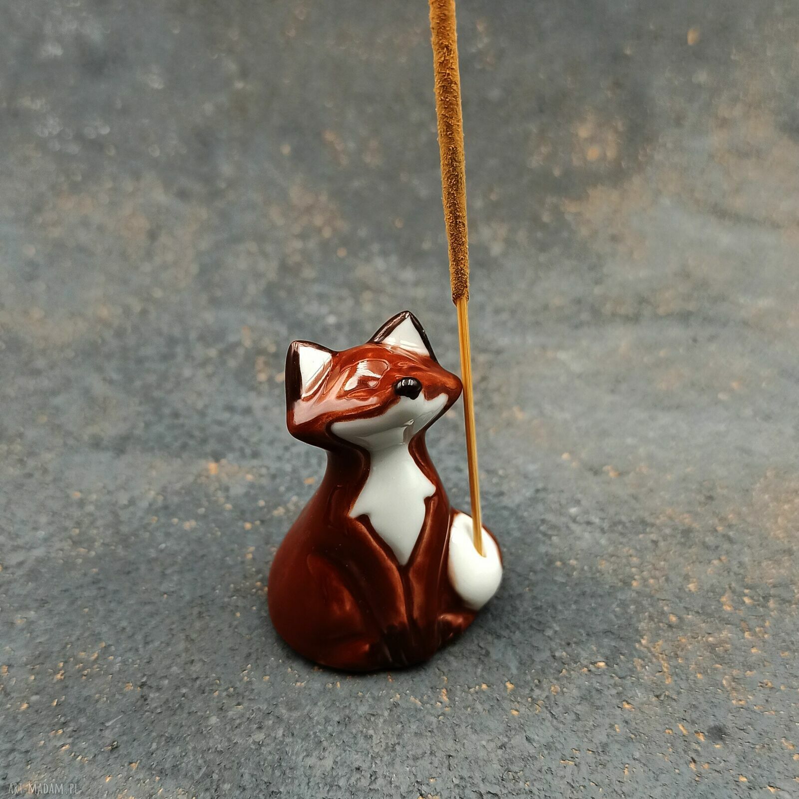 Porcelanowy rudy lisek - stojak na pionowe kadzidełko