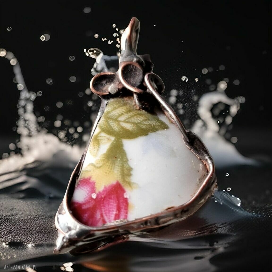 Porcelanowy wisior w kwiatki - unikatowa biżuteria artystyczna Tiffany