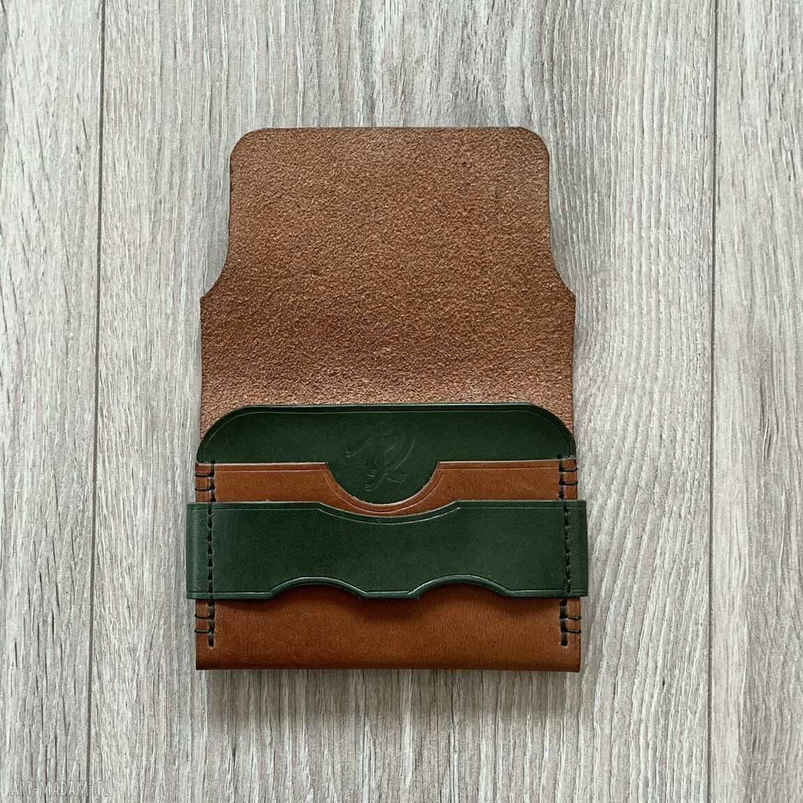 portfele: Portfel brązowo zielony ze skóry na karty ręcznie uszyty. Handmade
