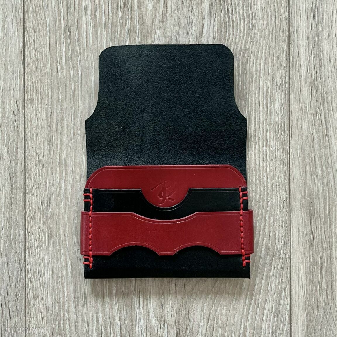 portfele: Portfel czarno czerwony ze skóry na karty. uszyty. Ręcznie wykonane