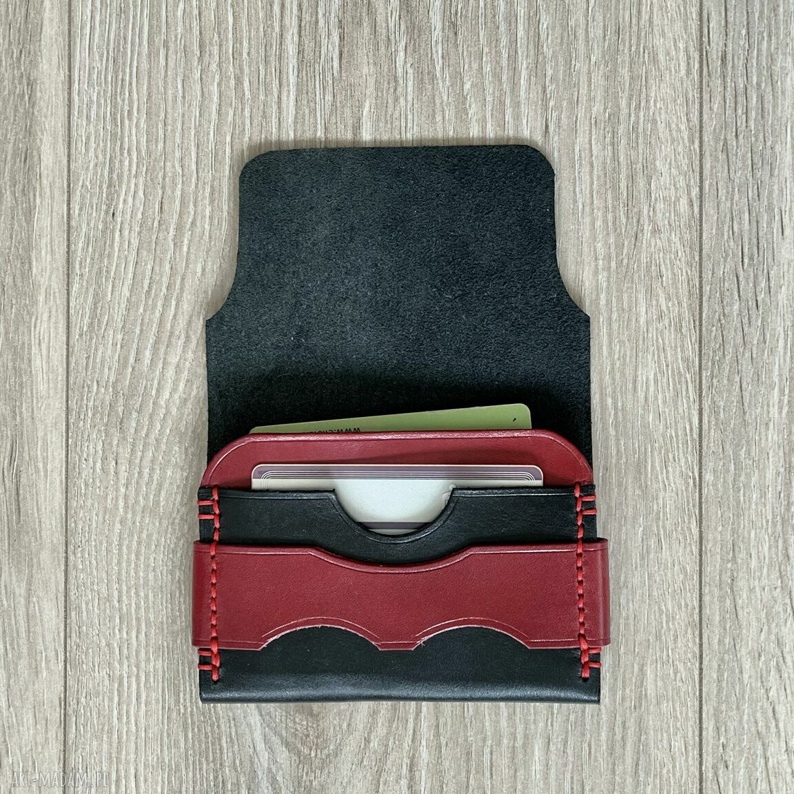 portfele: Portfel czarno czerwony ze skóry na karty. uszyty. Ręcznie wykonane