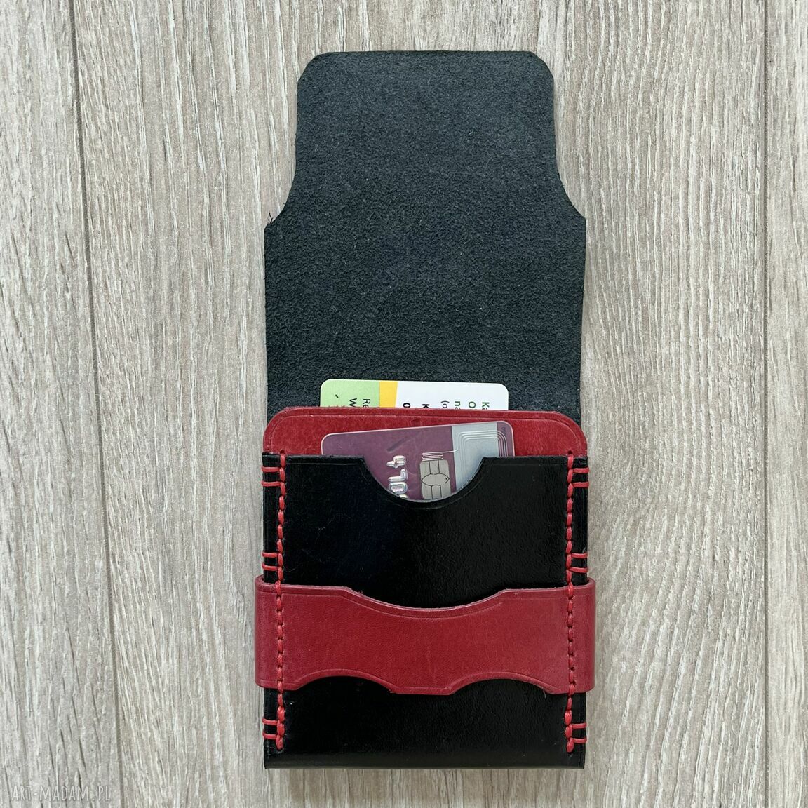 portfele: Portfel czarno czerwony ze skóry na karty. uszyty. Ręcznie wykonane