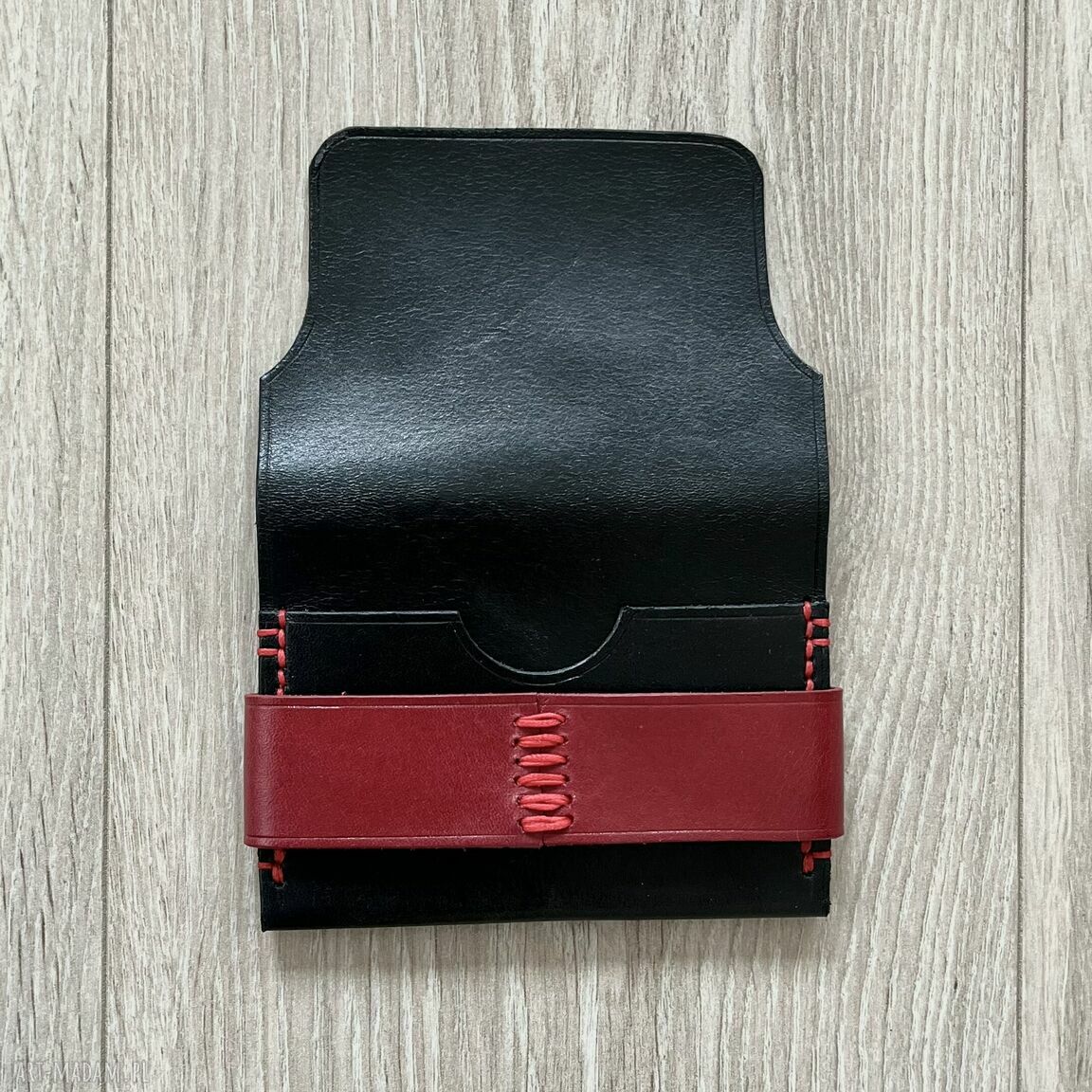 portfele: Portfel czarno czerwony ze skóry na karty. uszyty. Ręcznie wykonane