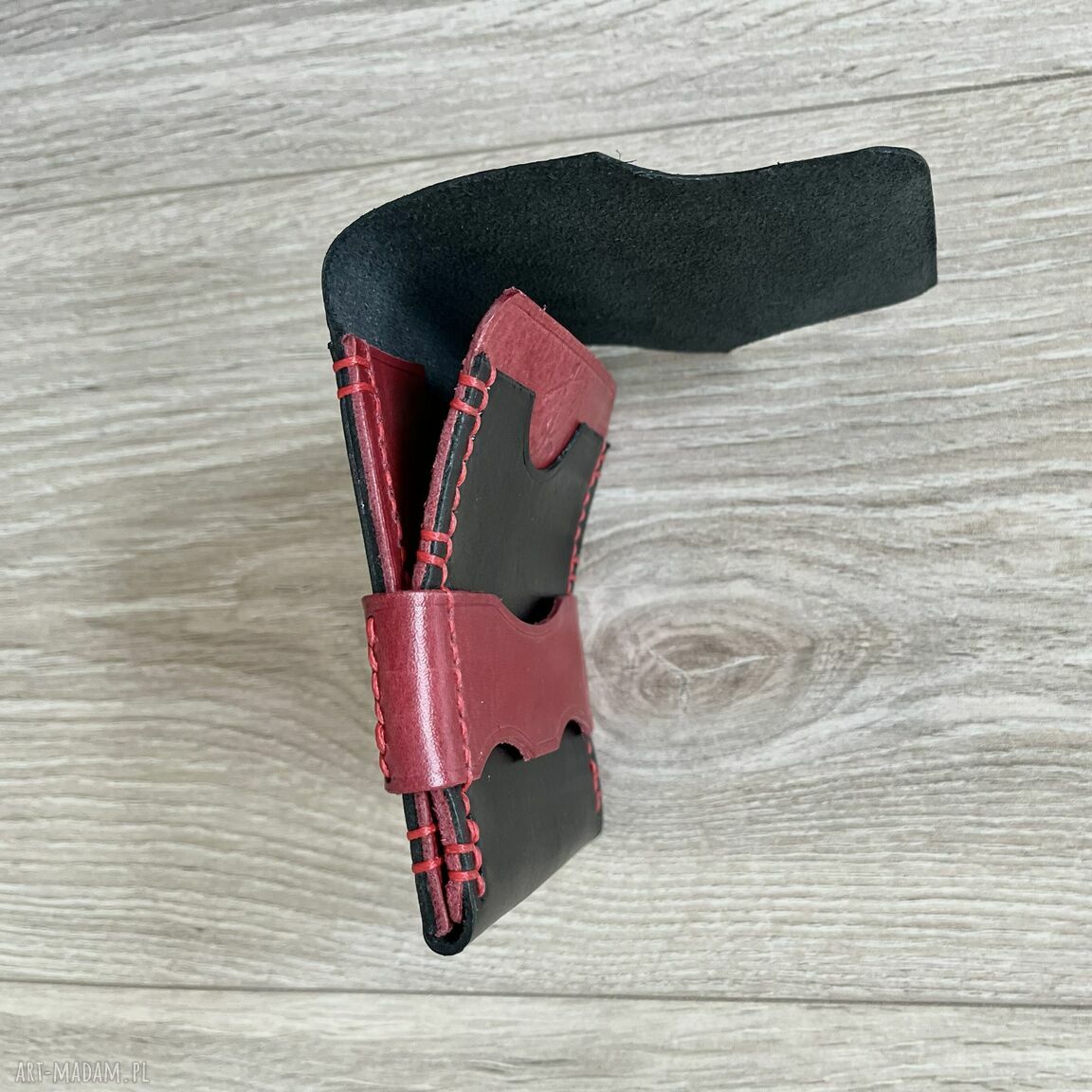 portfele: Portfel czarno czerwony ze skóry na karty. uszyty. Ręcznie wykonane