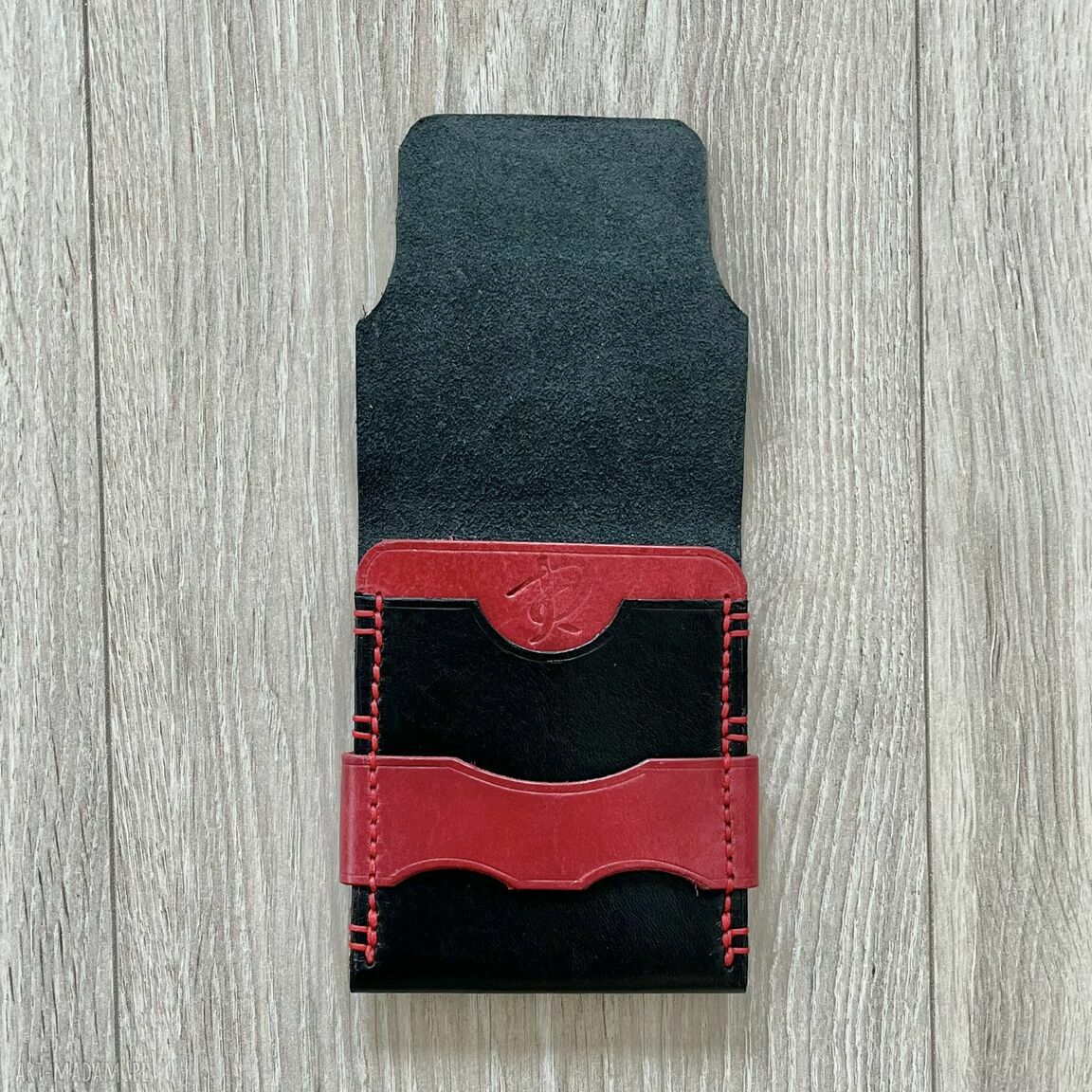 portfele: Portfel czarno czerwony ze skóry na karty. uszyty. Ręcznie wykonane