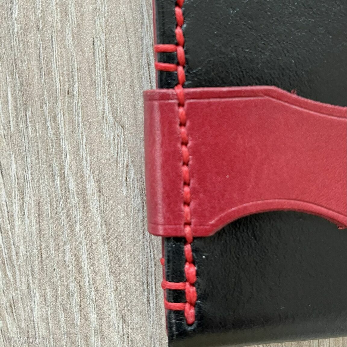 portfele: Portfel czarno czerwony ze skóry na karty. uszyty. Ręcznie wykonane