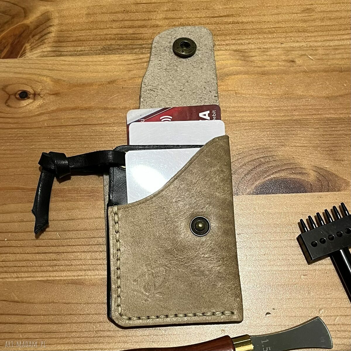 portfele: Mały portfel skórzany beżowo czarny ręcznie uszyty na karty. Autorskie