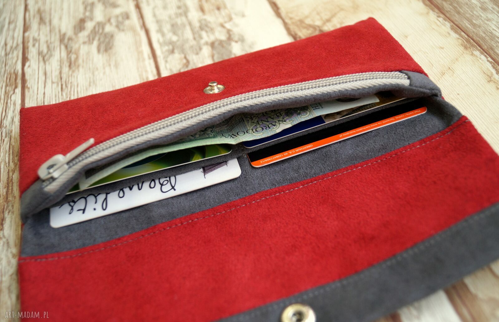 Ręcznie szyty portfelik z ekozamszu w koty - czerwono-szary na nap