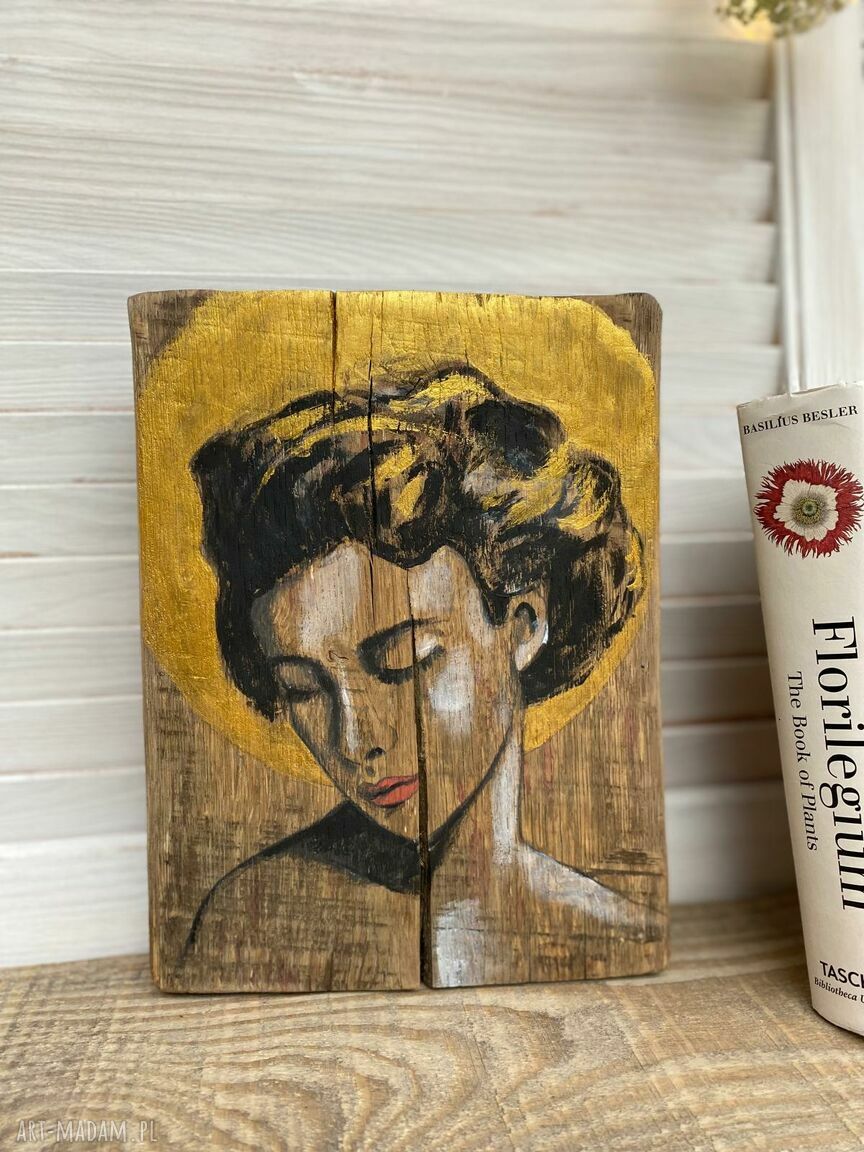 Portret retro anioła na drewnie - anioł stróż szczęścia