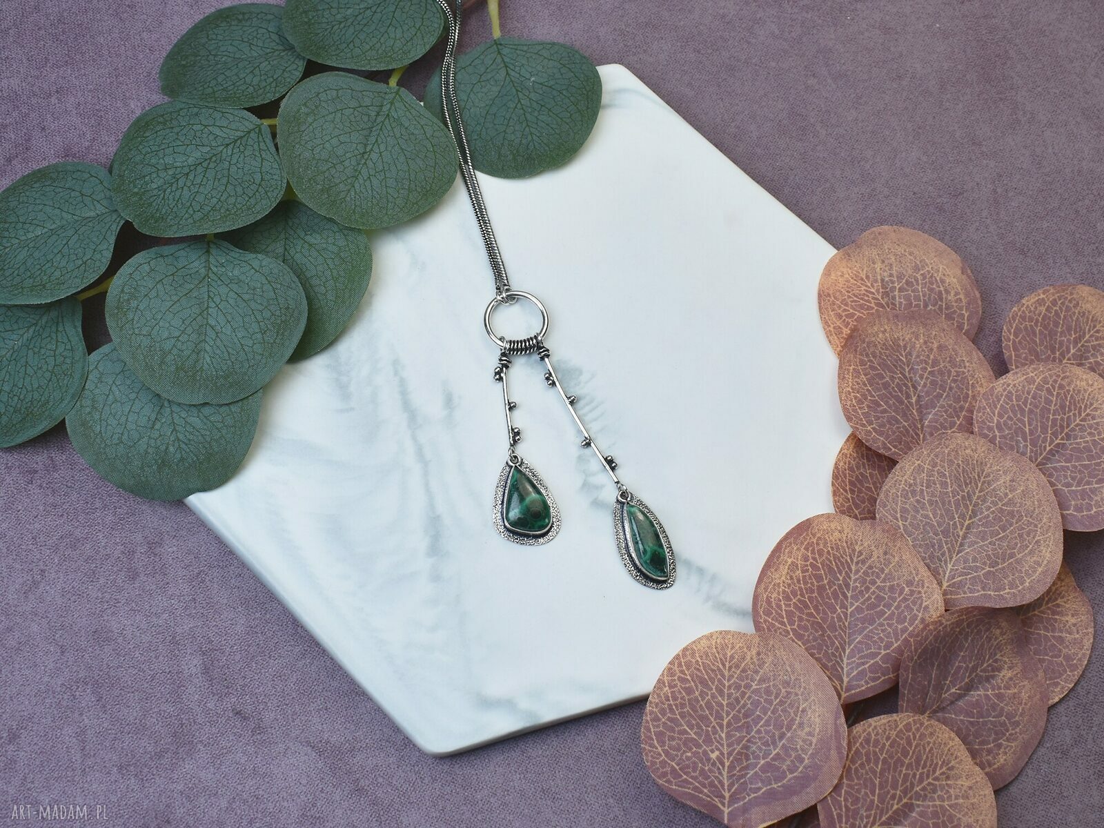 Posrebrzany wisiorek z malachitem elegancka biżuteria handmade