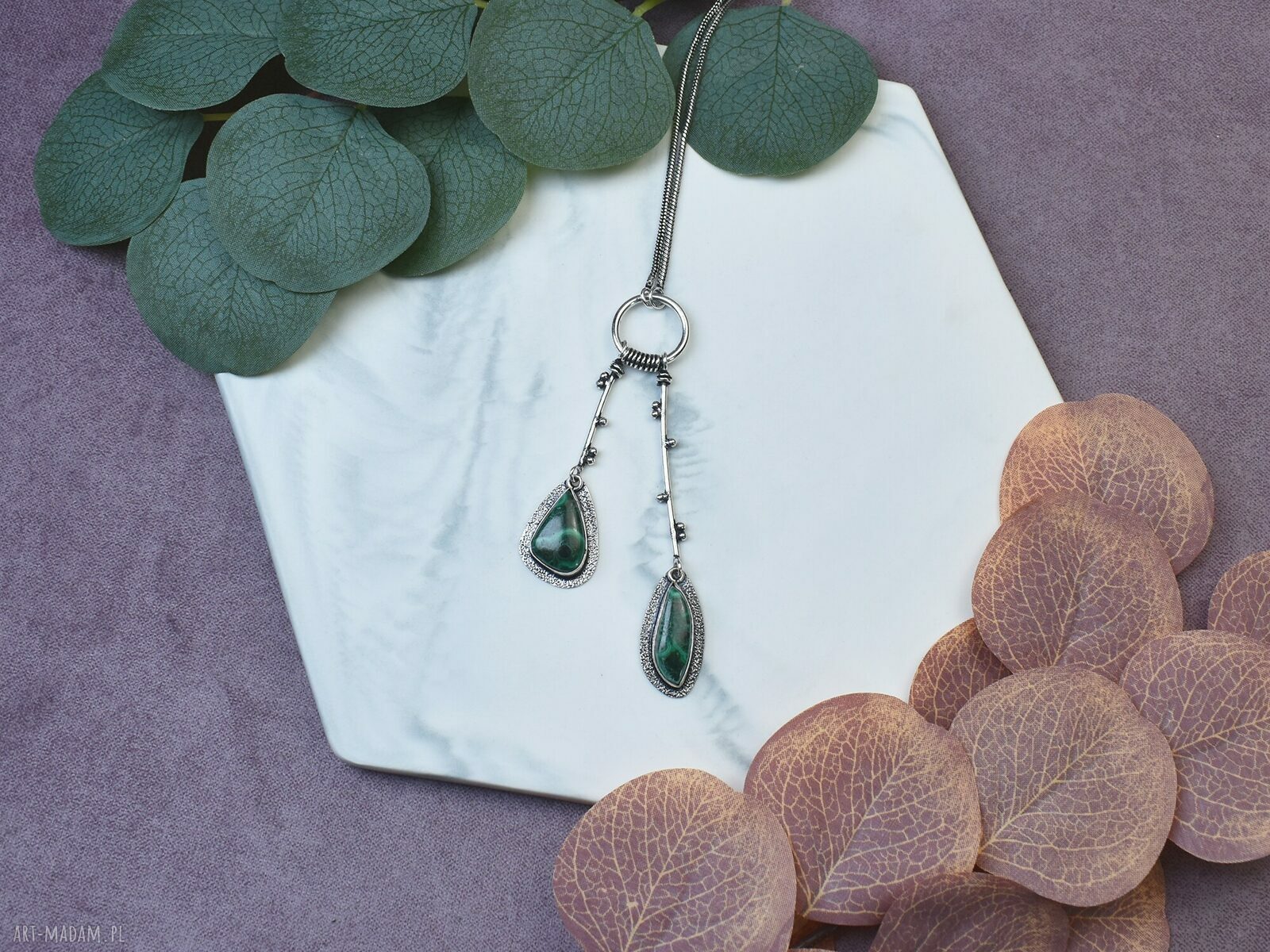 Posrebrzany wisiorek z malachitem elegancka biżuteria handmade