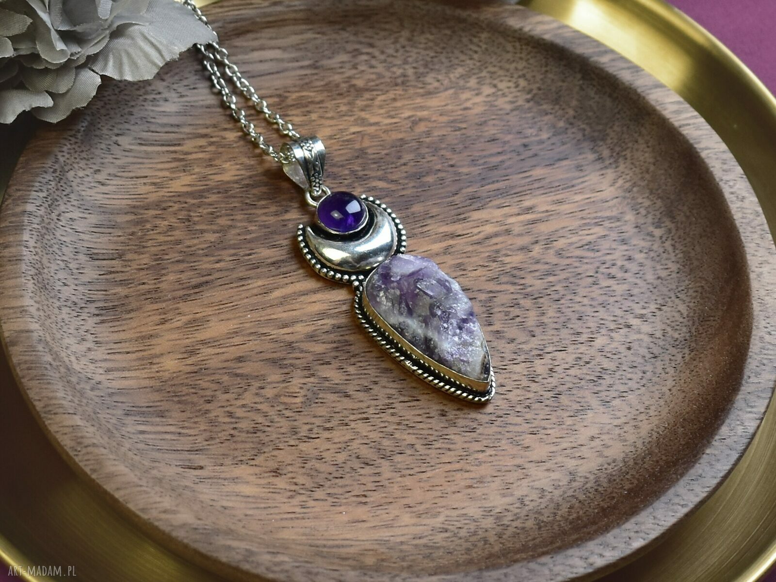 Posrebrzany wisiorek z surowym ametystem amulet na łańcuszku
