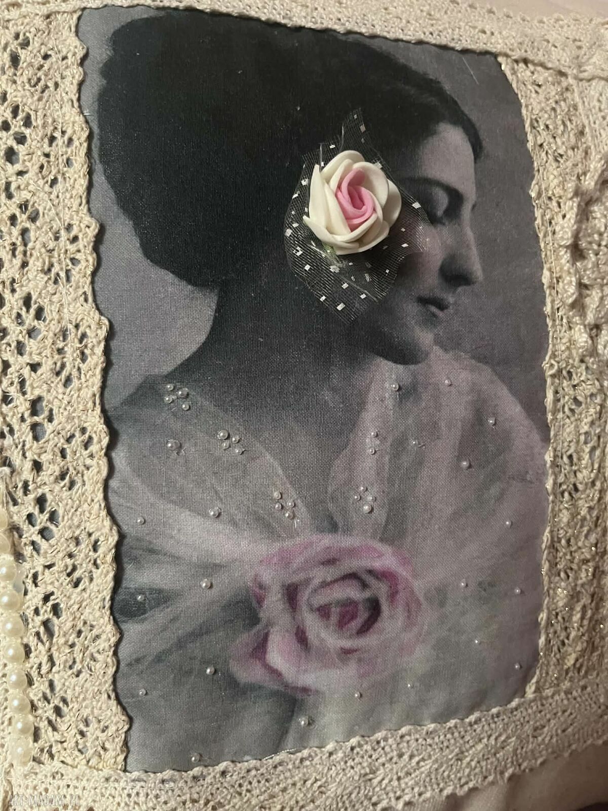 Poszewka retro 40x40 cm beżowa - ręcznie szyta z koronką
