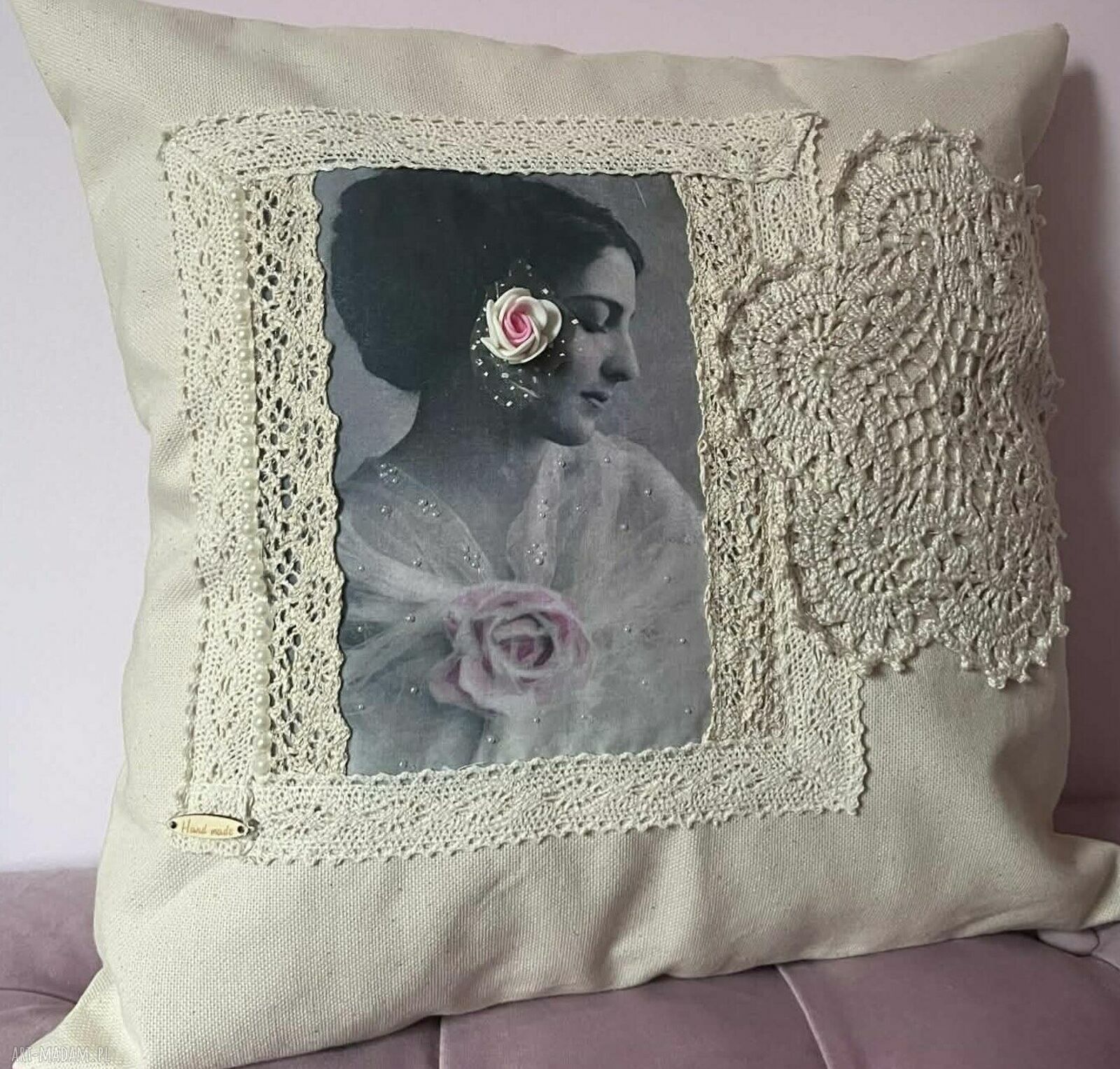 Poszewka retro 40x40 cm beżowa - ręcznie szyta z koronką