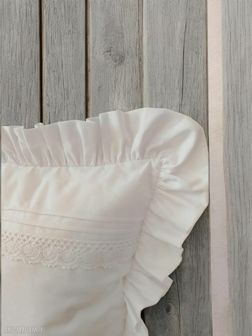 Poszewka 40x40 z falbanką i koronką w stylu prowansja oraz shabby chic