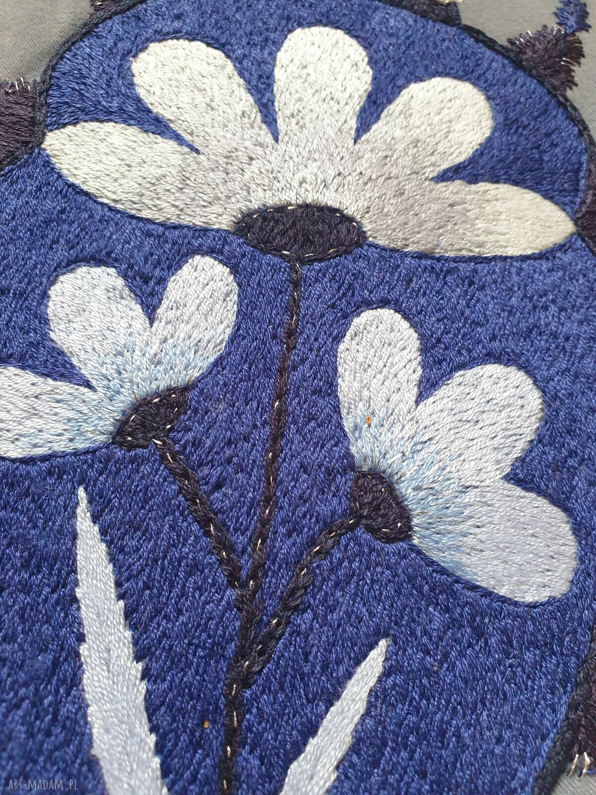 Poszewka z haftem chrząszcza "Szept Nocy" (32 x 34 cm)