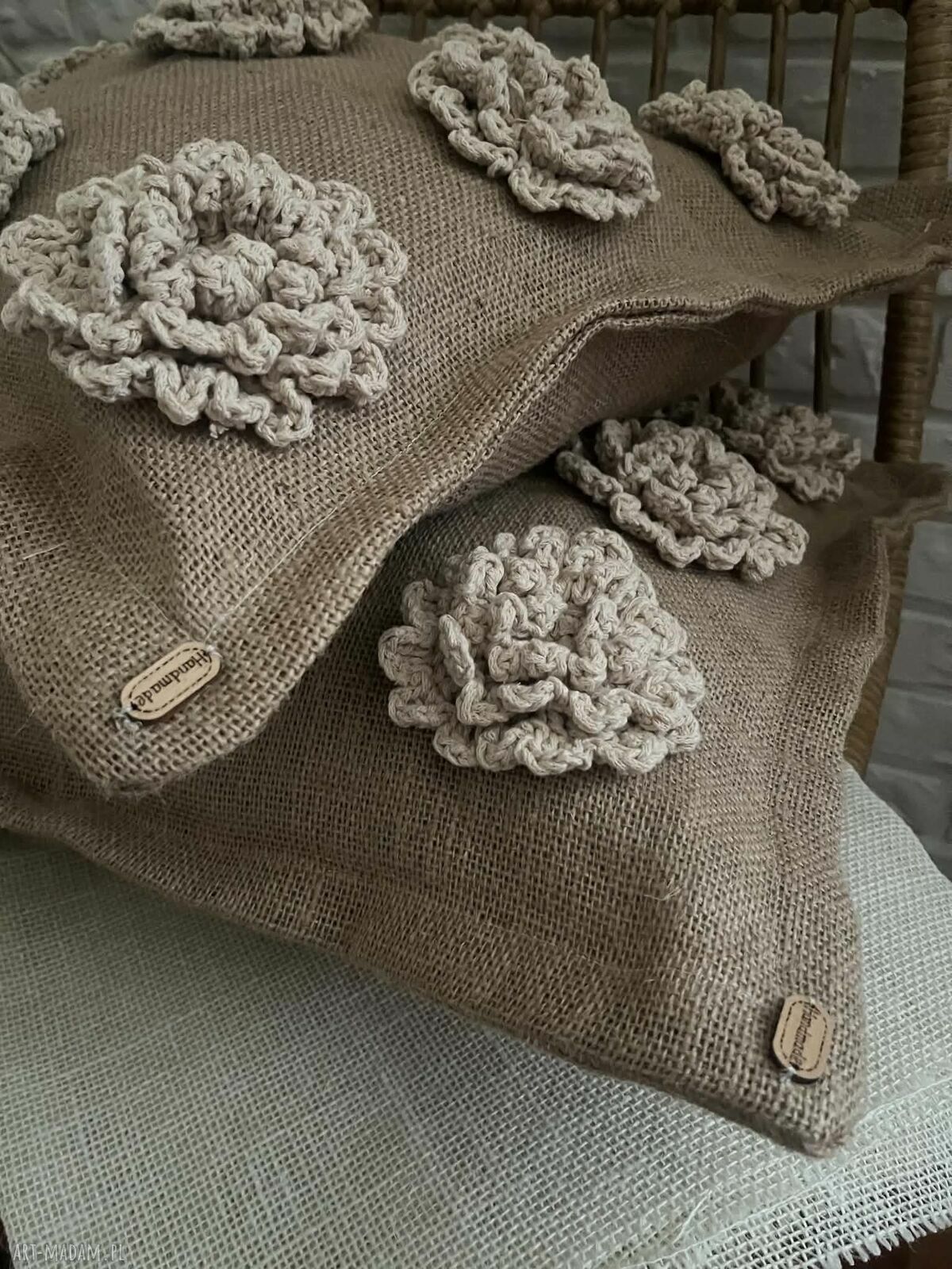 Zestaw poszewek z juty 40x40 cm z kwiatami z bawełnianego sznurka