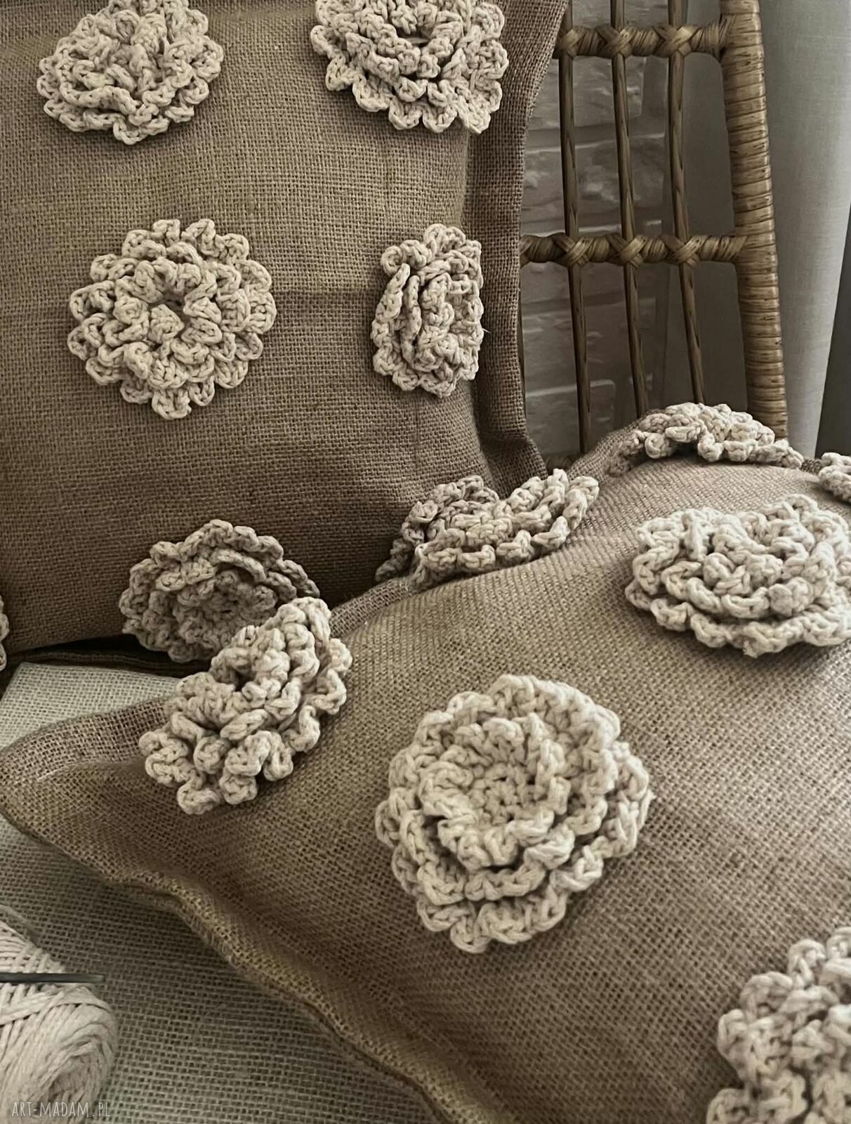 Zestaw poszewek z juty 40x40 cm z kwiatami z bawełnianego sznurka