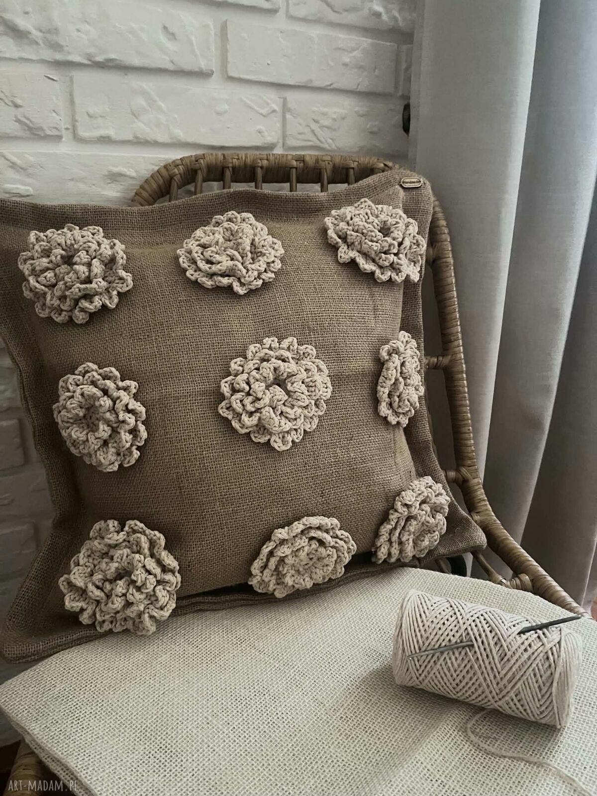 Zestaw poszewek z juty 40x40 cm z kwiatami z bawełnianego sznurka