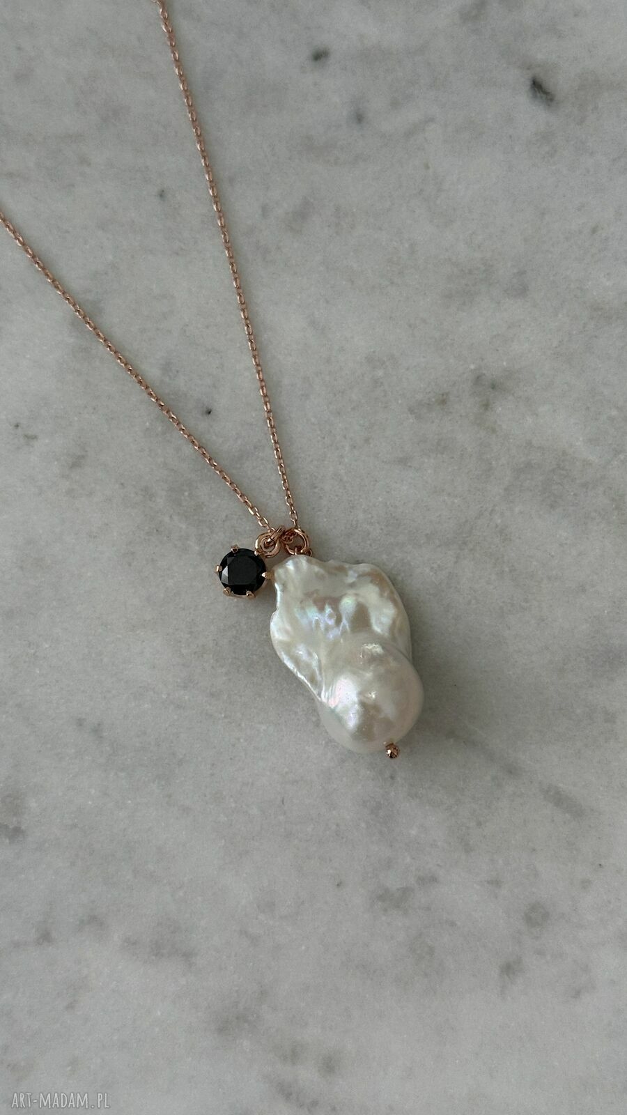 naszyjniki: Naszyjnik z różowego złota barokową perłą i czarną cyrkonią Handmade