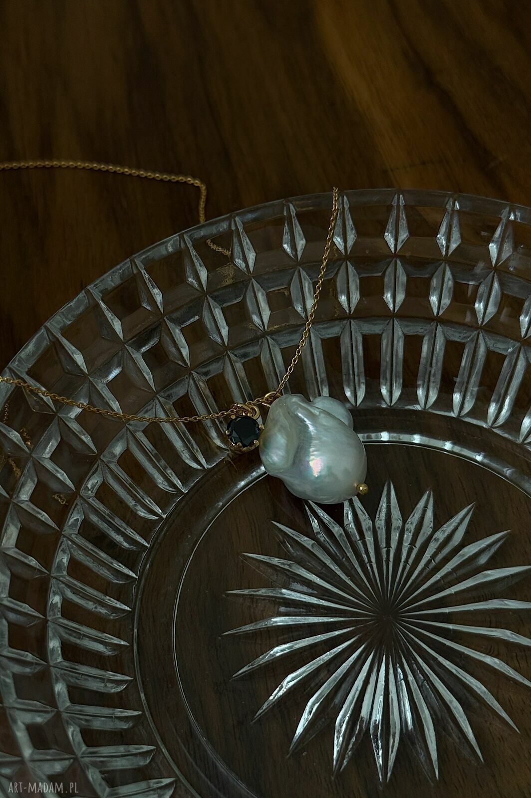 naszyjniki: Złoty naszyjnik z barokową perłą i czarną cyrkonią Handmade