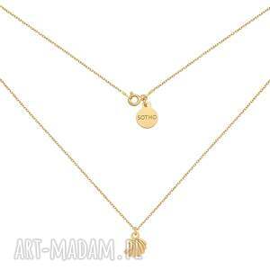 złoty naszyjnik z muszelką
