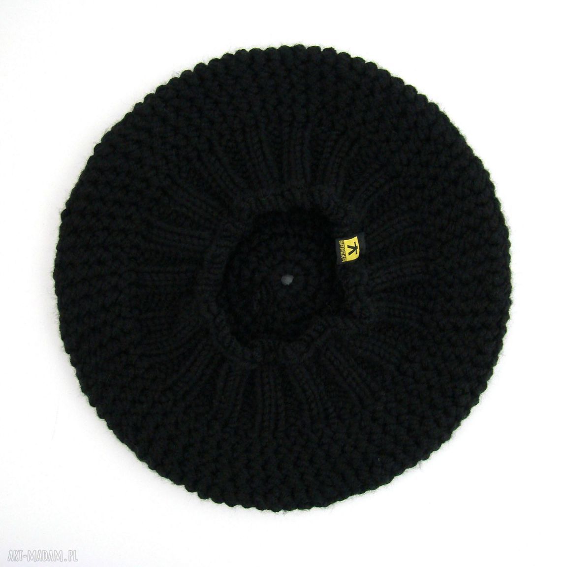czarny beret
