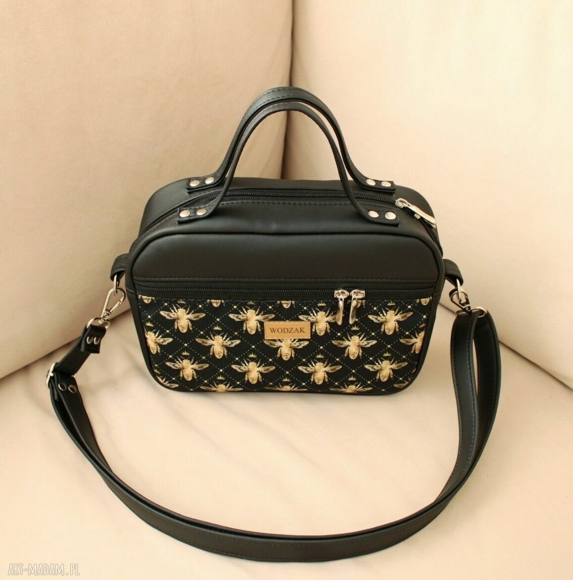 do ręki: Torebka damska listonoszka z czarnej ekoskóry w złote pszczoły autorskie
