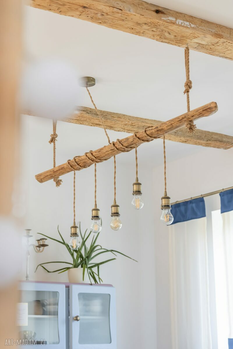 Drewniana lampa wiszaca
