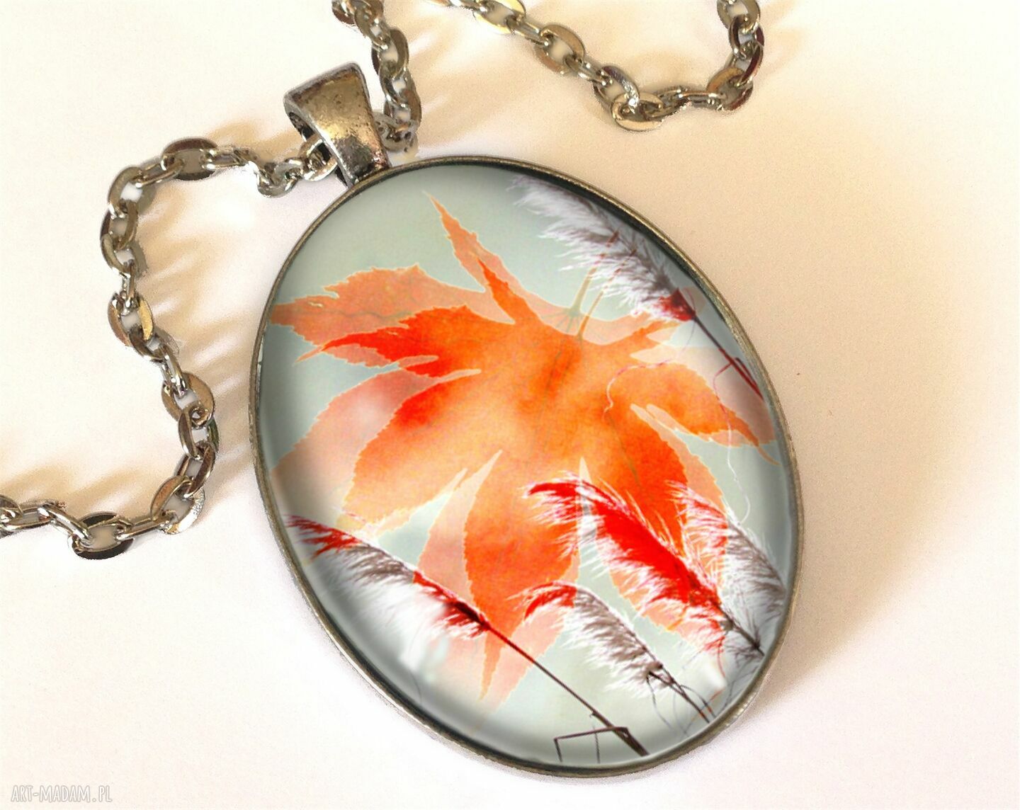 Mroźny poranek owalny medalion łańcuszkiem naszyjnik liść jesień