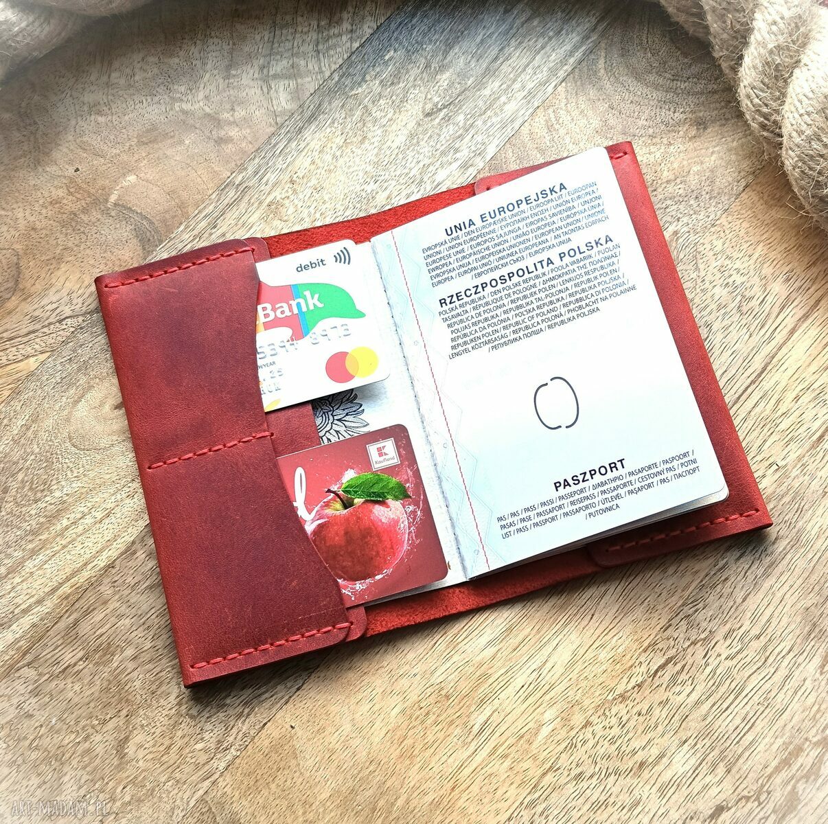 Czerwone etui na paszport z grawerem - elegancka ochrona dokumentów w podróży