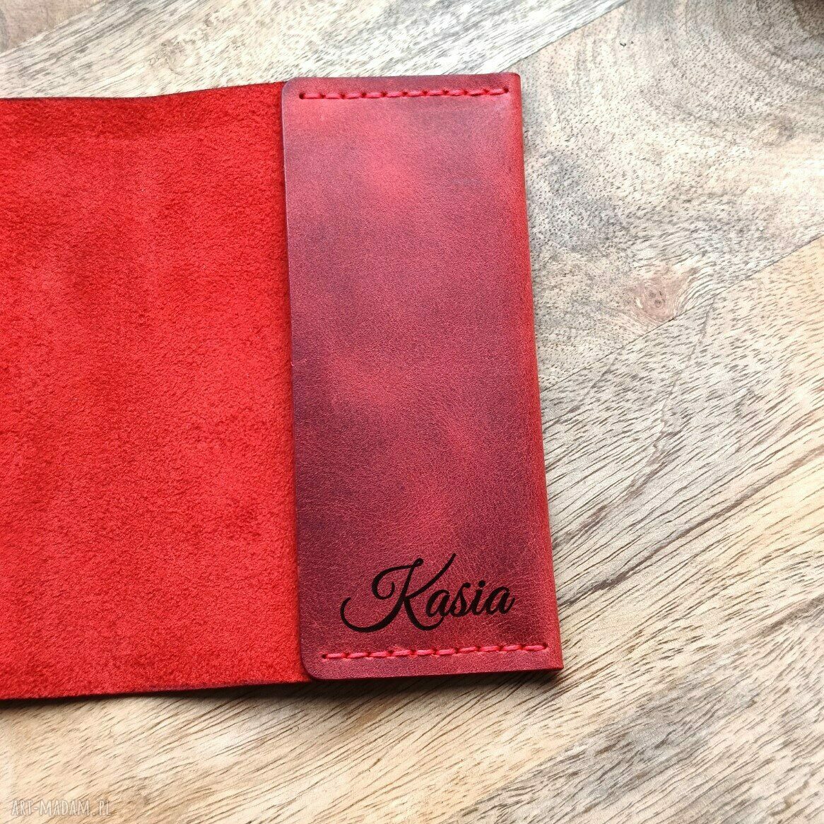 Czerwone etui na paszport z grawerem - elegancka ochrona dokumentów w podróży