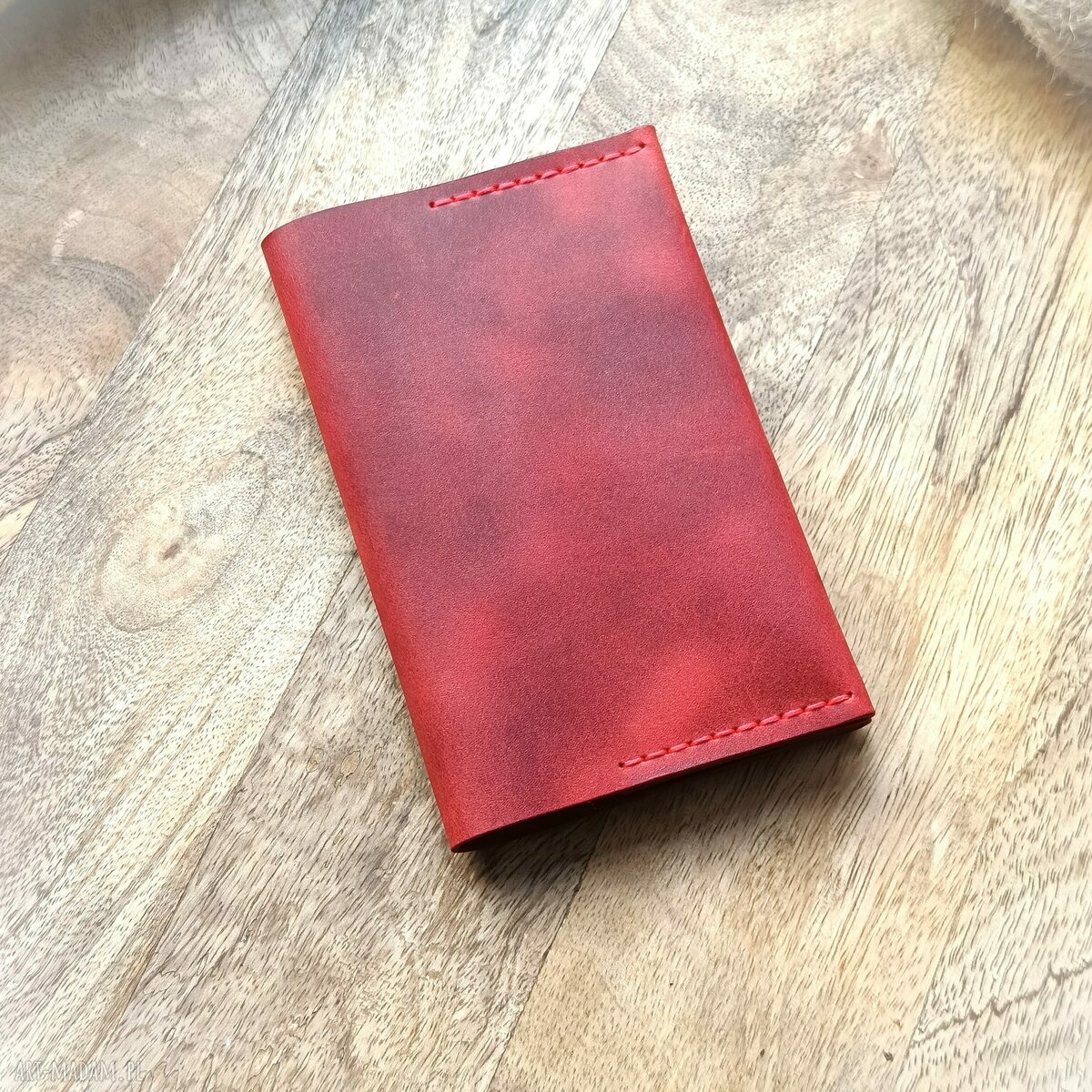 Czerwone etui na paszport z grawerem - elegancka ochrona dokumentów w podróży