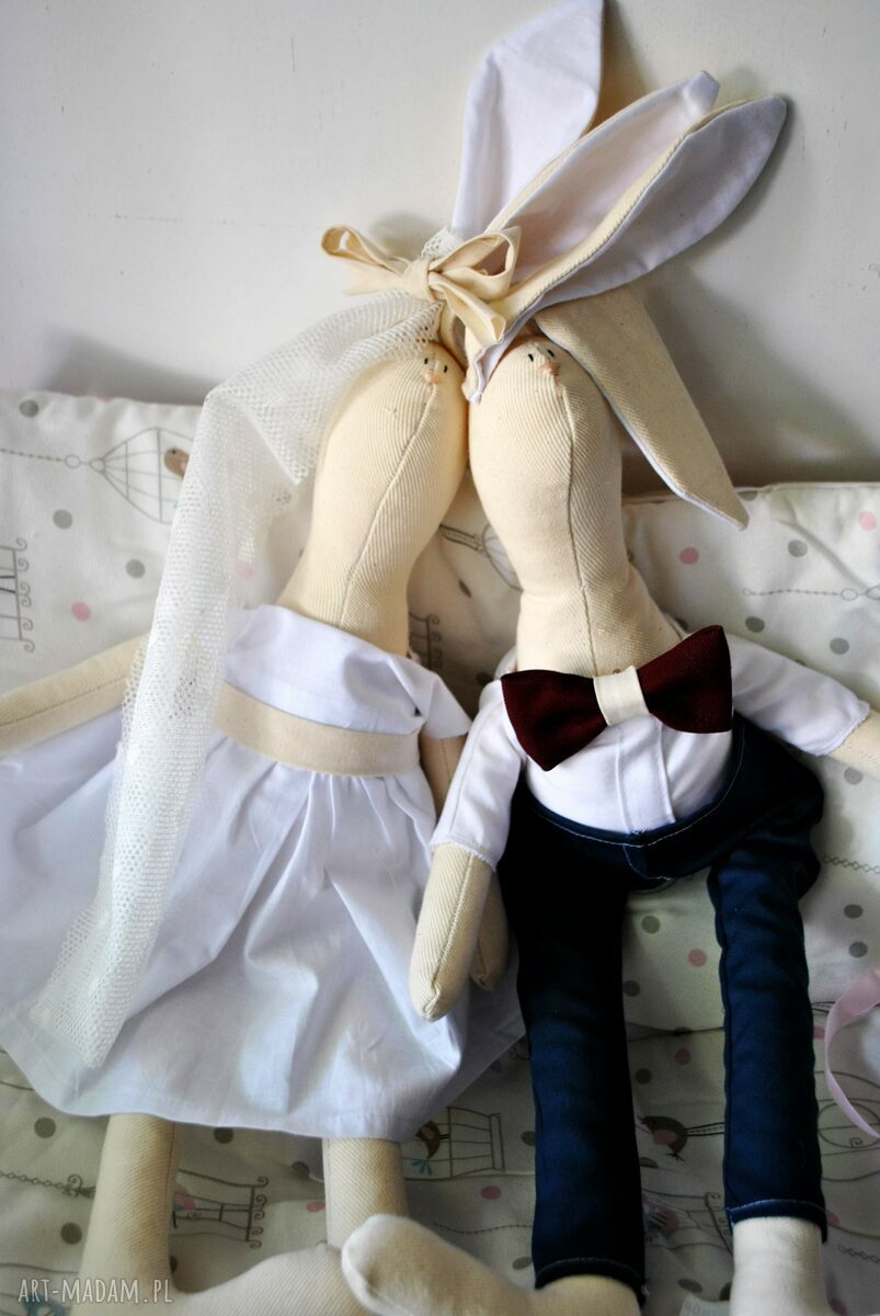 Prezent na ślub boho z personalizacją - króliczki szmaciane w pudełeczku