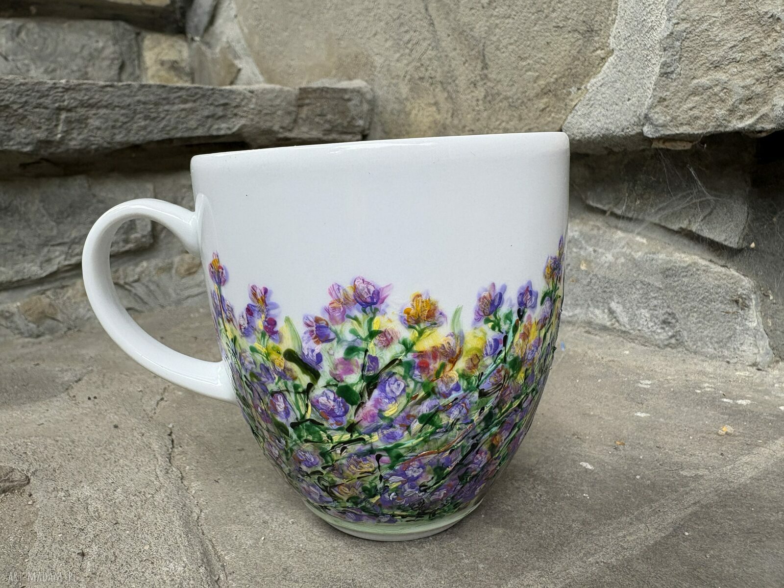 Porcelanowy kubek ręcznie malowany Kot w ogrodzie (300 ml)