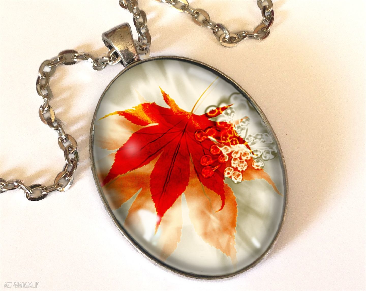 Późna jesień owalny medalion łańcuszkiem liść jesienny prezent