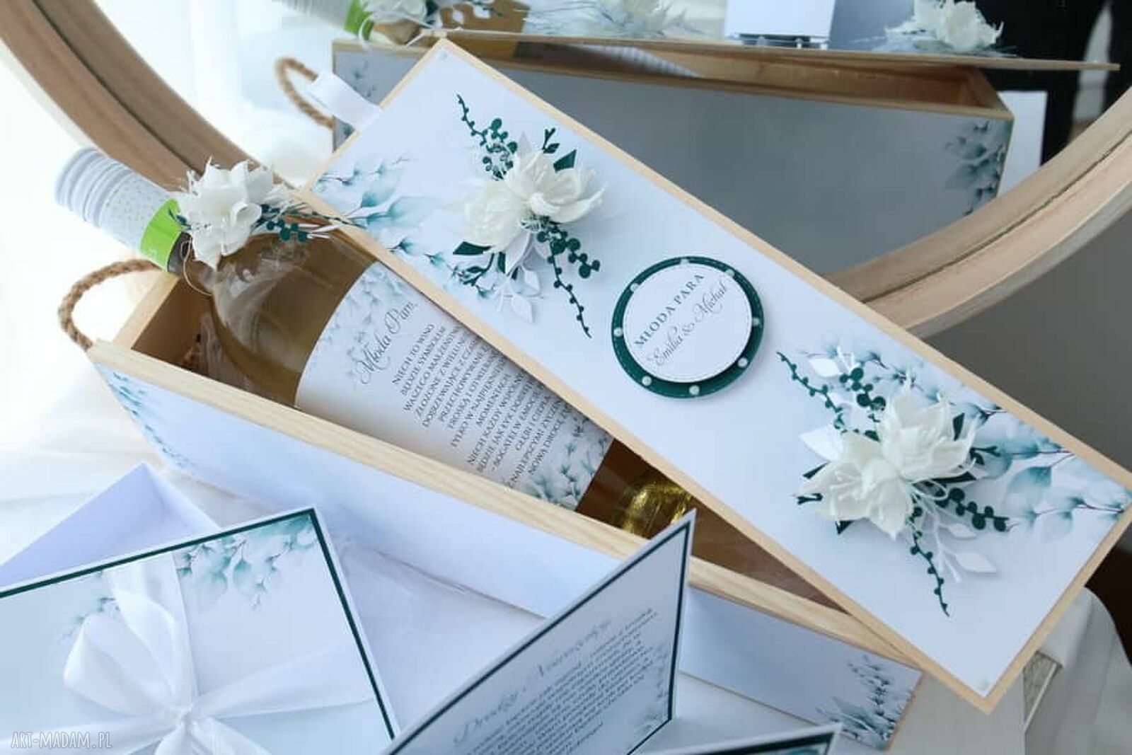 Prezent ślubny: personalizowana skrzynka na wino dla Pary Młodej