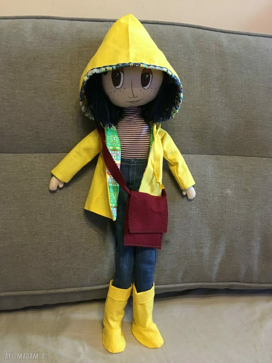 Koralina - ręcznie szyta lalka szmaciana 45 cm (płótno, wełniane włosy, zdejmowany płaszczyk)