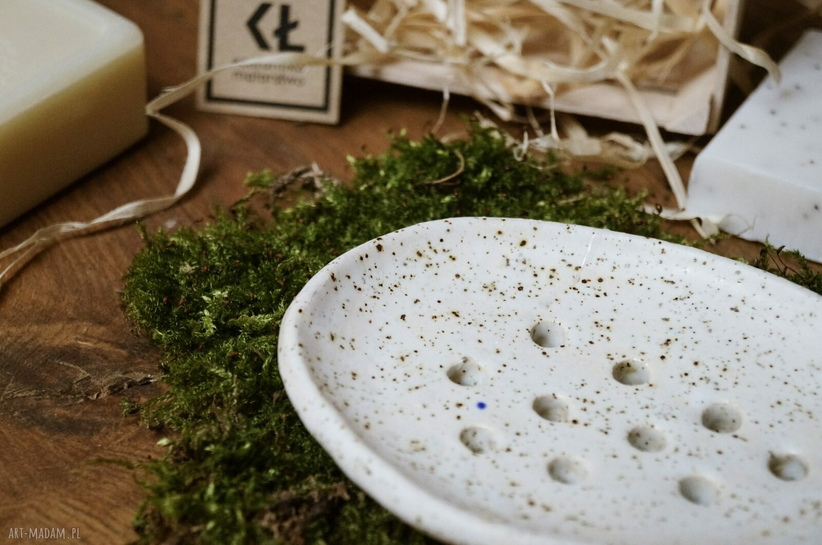 Biała mydelniczka ceramiczna w kształcie elipsy - wypalana dwukrotnie