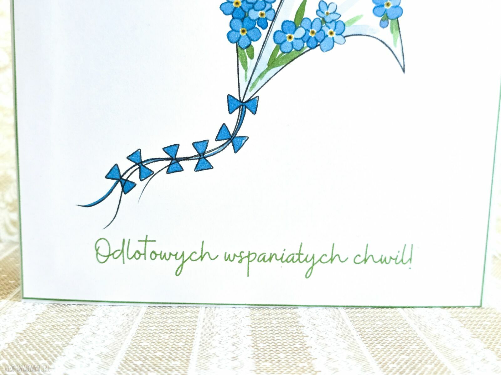 Prosta kartka „Odlotowych wspaniałych chwil!” z niezapominajkami i latawcem