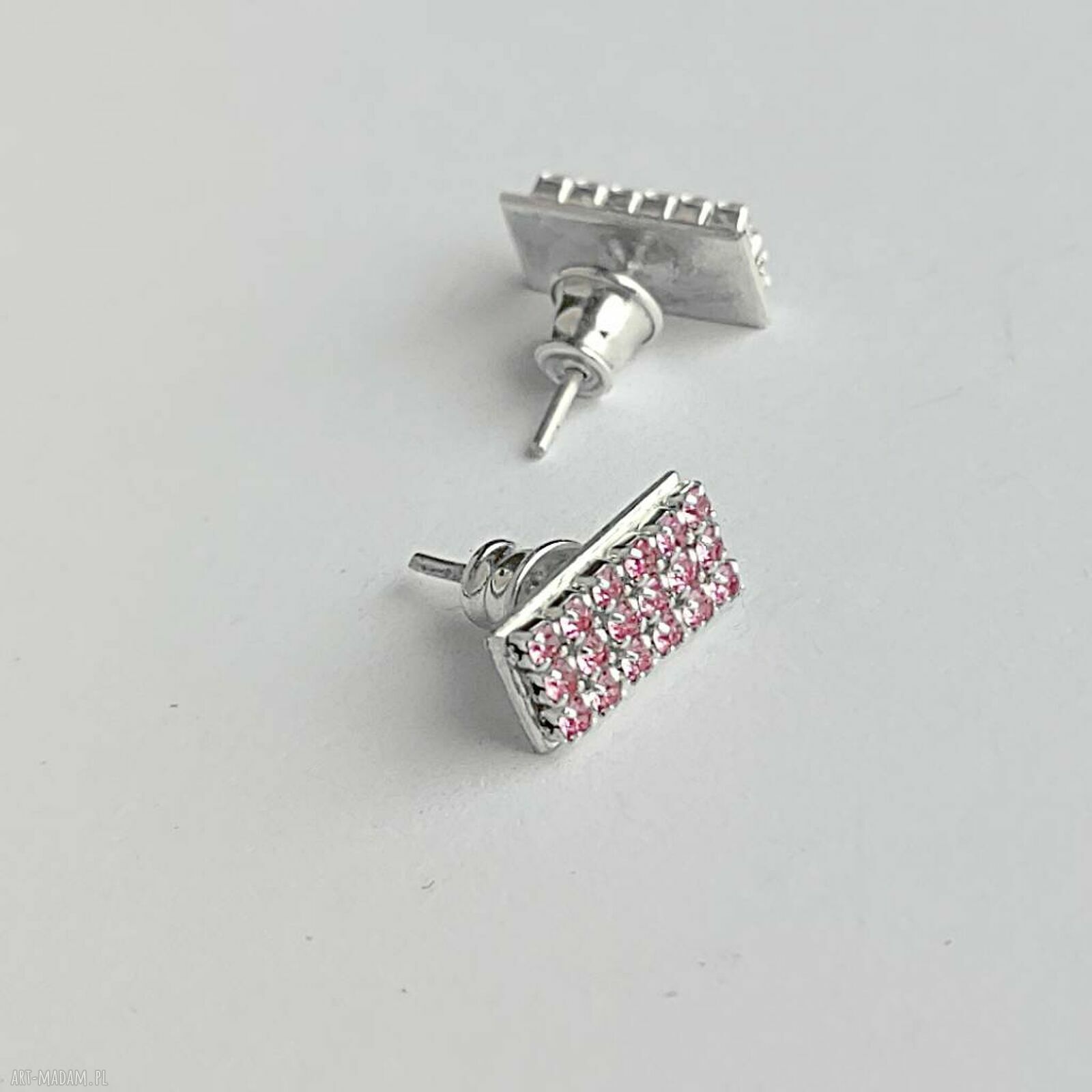 Prostokątne srebrne kolczyki na sztyftach z różową cyrkoniową taśmą 0,8 x 1,2 cm